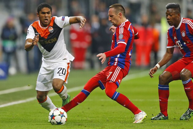 Shakhtar's Douglas Costa, left, and Bayern's Franck Ribery, center, vie for the ball during the Champions League round of 16 second leg soccer match between Bayern Munich and Shakhtar Donetsk Wednesday, March 11, 2015 in Munich, southern Germany. Right is Bayern's David Alaba. (AP Photo/Matthias Schrader)