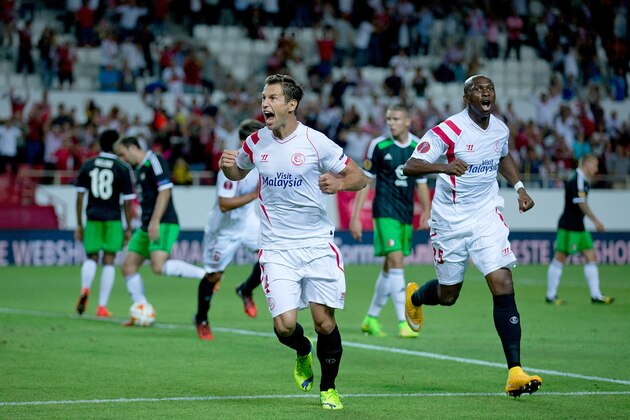 SEVILLE, SPAIN - SEPTEMBER 18:  Grzegorz Krychowiak (L) of Sevilla FC celebrates scoring their opening goal with teammate Stephane Mbia Etoundi (R) during the UEFA Europa League group G match between Sevilla FC and Feyenoord at Ramon Sanchez Pizjuan stadium on September 18, 2014 in Seville, Spain.  (Photo by Gonzalo Arroyo Moreno/Getty Images)