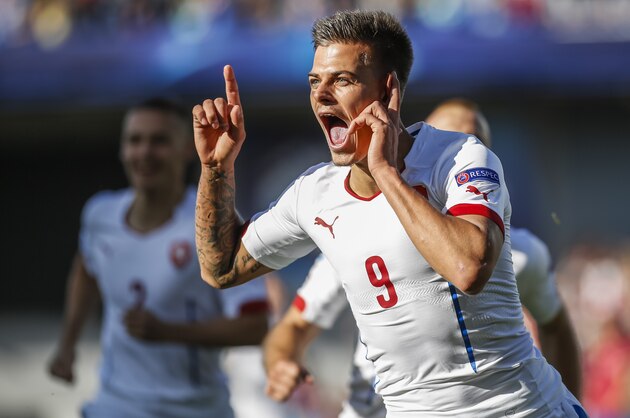 PRAGUE, CZECH REPUBLIC - JUNE 20:  Jan  Kliment of Czech Republic celebrates goal with his team-mates during UEFA U21 European Championship Group A match between Serbia and Czech Republic at Letna Stadium on June 20, 2015 in Prague, Czech Republic.  (Photo by Matej Divizna/Getty Images)