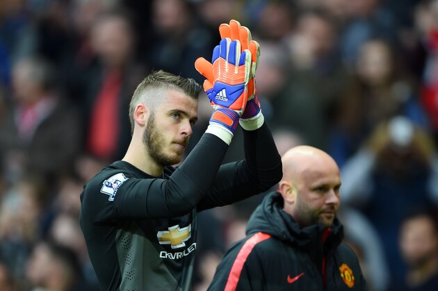 MANCHESTER, ENGLAND - MAY 17:  David De Gea of Manchester United applauds the crowd as he is substituted during the Barclays Premier League match between Manchester United and Arsenal at Old Trafford on May 17, 2015 in Manchester, England.  (Photo by Shaun Botterill/Getty Images)