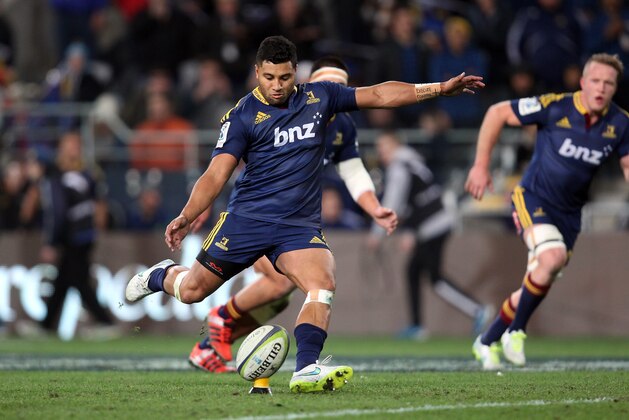 DUNEDIN, NEW ZEALAND - JUNE 20: Lima Sopoaga of the Highlanders kicks a penalty to seal the Highlanders win during the Super Rugby Qualifying Final match between the Highlanders and the Chiefs at Forsyth Barr Stadium on June 20, 2015 in Dunedin, New Zealand.  (Photo by Rob Jefferies/Getty Images)