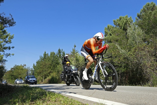 Netherlands' Tom Dumoulin competes to take a third place and bronze medal in the men's individual time trial event over 47.1 kilometers (29.3 miles) at the Road Cycling World Championships in Ponferrada, north-western Spain, Wednesday Sept. 24, 2014. (AP Photo/Daniel Ochoa de Olza)