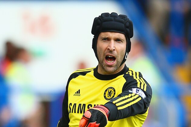 LONDON, ENGLAND - OCTOBER 05: Petr Cech of Chelsea in action during the Barclays Premier League match between Chelsea and Arsenal at Stamford Bridge on October 4, 2014 in London, England.  (Photo by Paul Gilham/Getty Images)