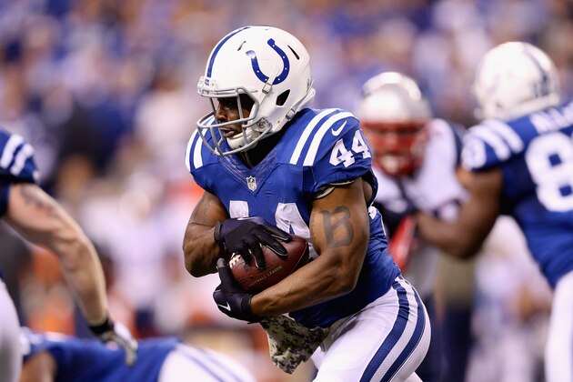 INDIANAPOLIS, IN - NOVEMBER 16:  Ahmad Bradshaw #44 of the Indianapolis Colts runs the ball against the New England Patriots during the first half of the game at Lucas Oil Stadium on November 16, 2014 in Indianapolis, Indiana.  (Photo by Andy Lyons/Getty Images)