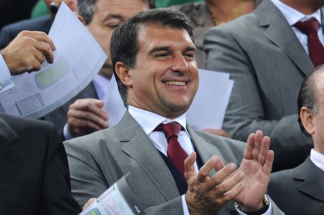 BARCELONA, SPAIN - OCTOBER 25: FC Barcelona President Joan Laporta (2nd L) applauds as the players enter the pitch during the La Liga match between FC Barcelona and Real Zaragoza at the Camp Nou Stadium on October 25, 2009 in Barcelona, Spain. Barcelona won the match 6-1. (Photo by Jasper Juinen/Getty Images) BARCELONA, SPAIN - OCTOBER 25: FC Barcelona President Joan Laporta (2nd L) applauds as the players enter the pitch during the La Liga match between FC Barcelona and Real Zaragoza at the Camp Nou Stadium on October 25, 2009 in Barcelona, Spain. Barcelona won the match 6-1. (Photo by Jasper Juinen/Getty Images)