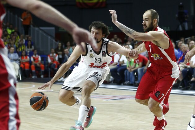 Real's Sergio Llull drives the ball to the basket next to Olympiacos' Vasilis Spanoulis, right, during the Euroleague Final Four Championship basketball match between Real Madrid and Olympiacos in Madrid, Spain, Sunday, May 17, 2015. (AP Photo/Daniel Ochoa de Olza)