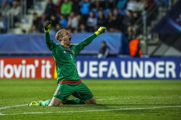 UHERSKE HRADISTE, CZECH REPUBLIC - JUNE 24:  Goalkeeper of Sweden Patrik Carlgren celebrates goal during UEFA U21 European Championship Group B match between Portugal and Sweden at Mestsky Fotbalovy Stadium on June 24, 2015 in Uherske Hradiste, Czech Republic.  (Photo by Matej Divizna/Getty Images)