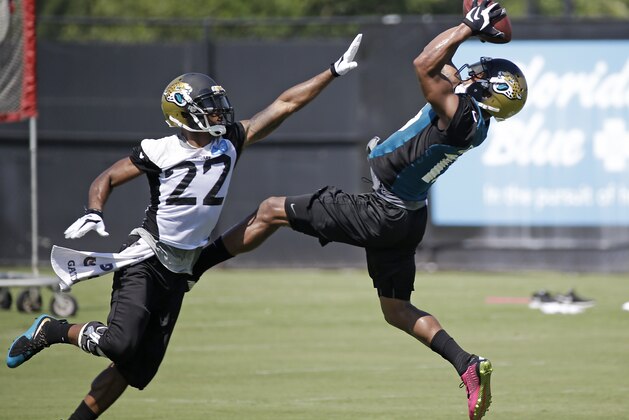 Jacksonville Jaguars wide receiver Allen Robinson, right, makes a reception as he is defended by cornerback Aaron Colvin (22) during NFL football minicamp, Wednesday, June 17, 2015, in Jacksonville, Fla. (AP Photo/John Raoux) Jacksonville Jaguars wide receiver Allen Robinson, right, makes a reception as he is defended by cornerback Aaron Colvin (22) during NFL football minicamp, Wednesday, June 17, 2015, in Jacksonville, Fla. (AP Photo/John Raoux)