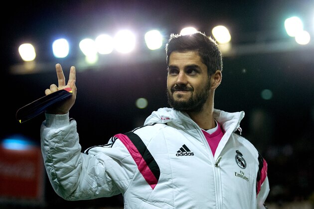 MADRID, SPAIN - APRIL 08: Francisco Roman Alarcon alias Isco of Real Madrid CF waves as he walks to the bench prior to the La Liga match between Rayo Vallecano de Madrid and Real Madrid CF at Vallecas Stadium on April 8, 2015 in Madrid, Spain.  (Photo by Gonzalo Arroyo Moreno/Getty Images)