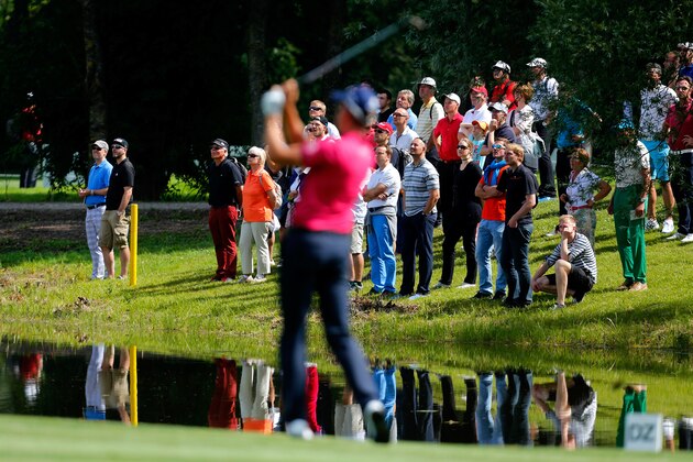 MUNICH, GERMANY - JUNE 25: Spectators watch on as Henrik Stenson of Sweden plays a shot on the 16th fairway during the BMW International Open day one at the Eichenried Golf Club on June 25, 2015 in Munich, Germany. (Photo by Paul Thomas/Getty Images)