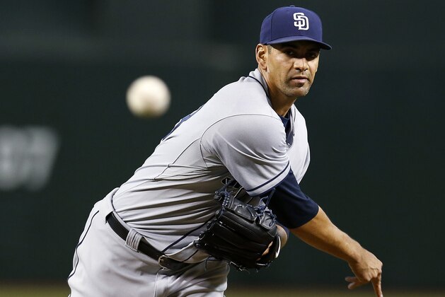 El pitcher de los Padres de San Diego Tyson Ross lanza en el primer inning durante un juego de beisbol contra los Diamondbacks de Arizona, el sábado 20 de junio de 2015, en Phoenix. (AP Foto/Rick Scuteri)