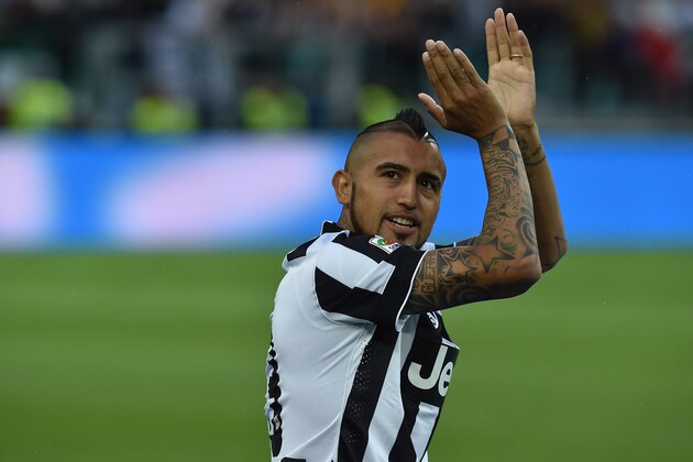TURIN, ITALY - MAY 23:  Arturo Vidal of Juventus FC salutes the fans at the end of the Serie A match between Juventus FC and SSC Napoli at Juventus Arena on May 23, 2015 in Turin, Italy.  (Photo by Valerio Pennicino/Getty Images)