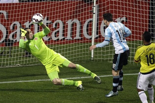 Colombia goalkeeper David Ospina stops a headshot by Argentina's Lionel Messi, center, during a Copa America quarterfinal soccer match at the Sausalito Stadium in Vina del Mar, Chile, Friday, June 26, 2015. (AP Photo/Jorge Saenz)