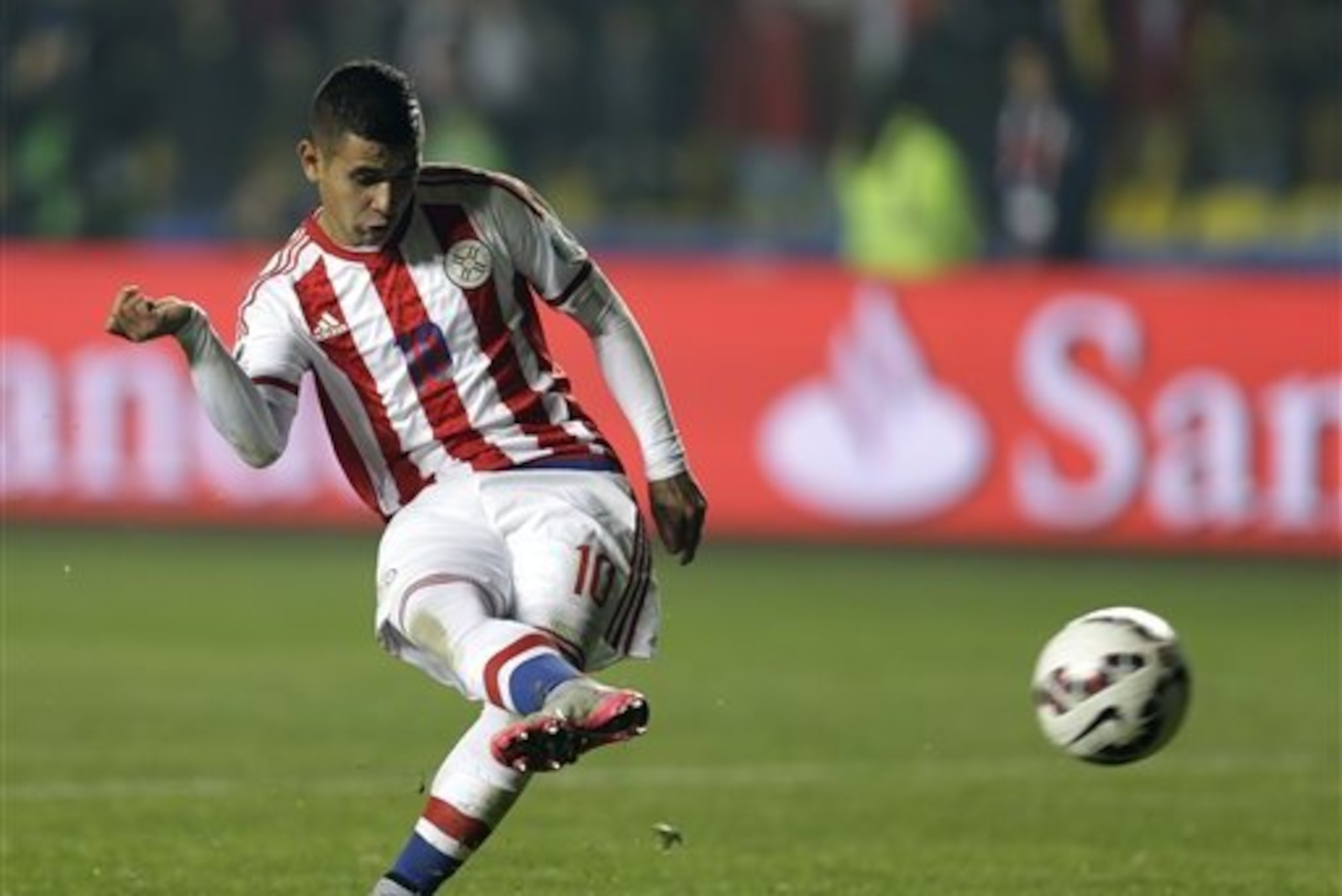 Paraguay's Derlis Gonzalez  scores the winning penalty kick during a Copa America quarterfinal soccer match against Brazil at the Ester Roa Rebolledo Stadium in Concepcion, Chile, Saturday, June 27, 2015. (AP Photo/Natacha Pisarenko)