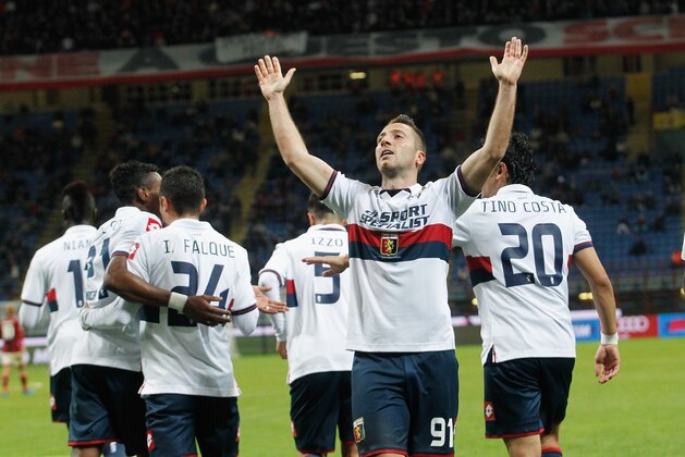 MILAN, ITALY - APRIL 29:  Andrea Bertolacci of Genoa celebrates after scoring his team's opening goal during the Serie A match between AC Milan and Genoa CFC  at Stadio Giuseppe Meazza on April 29, 2015 in Milan, Italy.  (Photo by Maurizio Lagana/Getty Images)