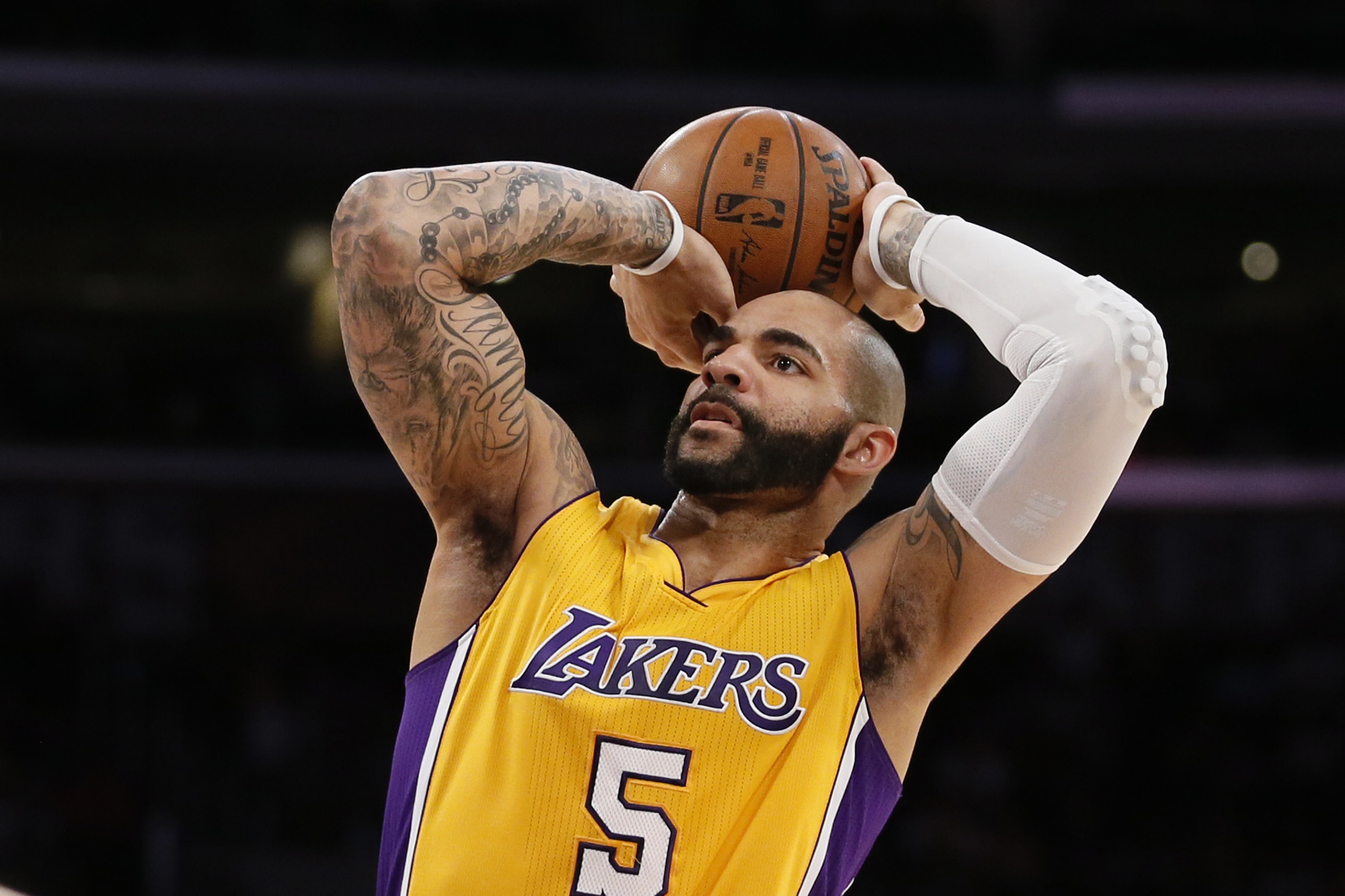 Los Angeles Lakers' Carlos Boozer shoots against the New York Knicks during an NBA Basketball game, Thursday, March 12, 2015, in Los Angeles. The Knicks won 101-94. (AP Photo/Danny Moloshok)