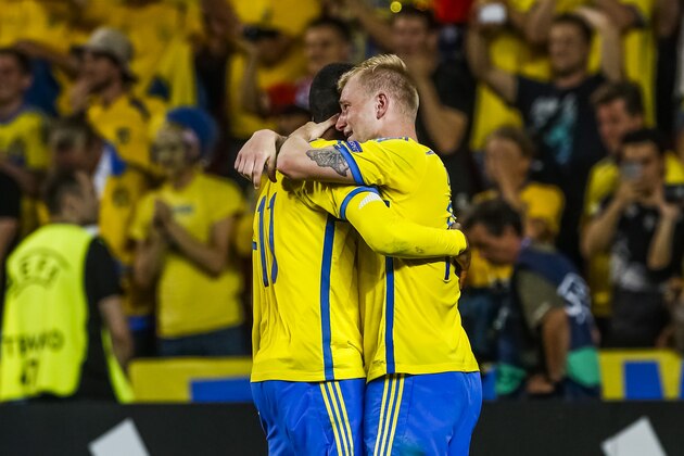 PRAGUE, CZECH REPUBLIC - JUNE 30:  John Guidetti (R) and Isaac Kiese Thelin (L) of Sweden celebrate Swedish victory in UEFA U21 European Championship final match between Portugal and Sweden at Eden Stadium on June 30, 2015 in Prague, Czech Republic.  (Photo by Matej Divizna/Getty Images)
