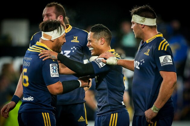DUNEDIN, NEW ZEALAND - JUNE 20:  Aaron Smith (C) of the Highlanders celebrates with team mates during the Super Rugby Qualifying Final match between the Highlanders and the Chiefs at Forsyth Barr Stadium on June 20, 2015 in Dunedin, New Zealand.  (Photo by Martin Hunter/Getty Images)