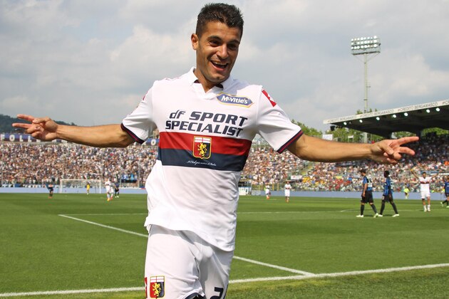 Genoa's Iago Falque celebrates after scoring a goal during the Italian Serie A soccer match between Atalanta an Genoa, in Bergamo, Italy, Sunday,  May 17, 2015. (Giampaolo Magni/ANSA via AP) ITALY OUT