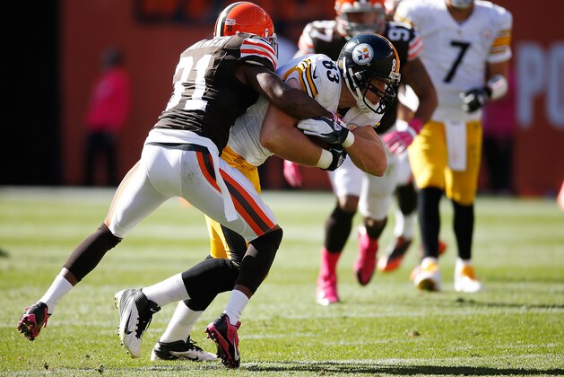 CLEVELAND, OH - OCTOBER 12:  Heath Miller #83 of the Pittsburgh Steelers gets wrapped up by Donte Whitner #31 of the Cleveland Browns during the third quarter at FirstEnergy Stadium on October 12, 2014 in Cleveland, Ohio.  (Photo by Gregory Shamus/Getty Images)