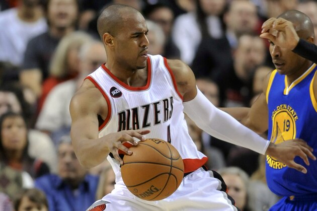 Golden State Warriors' Leonardo Barbosa (19) defends Portland Trail Blazers' Arron Afflalo, left, during the first half of an NBA basketball game in Portland, Ore., Tuesday, March 24, 2015. (AP Photo/Greg Wahl-Stephens)