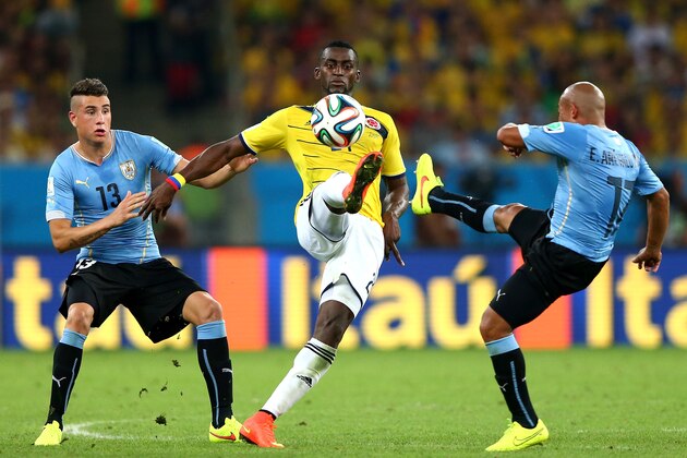 RIO DE JANEIRO, BRAZIL - JUNE 28: Jackson Martinez of Colombia controls the ball against Jose Gimenez (L) and Egidio Arevalo Rios of Uruguay during the 2014 FIFA World Cup Brazil round of 16 match between Colombia and Uruguay at Maracana on June 28, 2014 in Rio de Janeiro, Brazil.  (Photo by Jamie Squire/Getty Images)