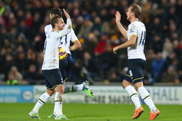 HULL, ENGLAND - NOVEMBER 23:  Harry Kane (R) of Tottenham Hotspur celebrates his goal with Roberto Soldado during the Barclays Premier League match between Hull City and Tottenham Hotspur at KC Stadium on November 23, 2014 in Hull, England.  (Photo by Alex Livesey/Getty Images)