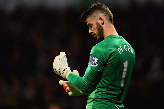 WEST BROMWICH, ENGLAND - OCTOBER 20:  David De Gea of Manchester United looks despondent as Saido Berahino of West Bromwich Albion (not pictured) scores his team's second goal during the Barclays Premier League match between West Bromwich Albion and Manchester United at The Hawthorns on October 20, 2014 in West Bromwich, England.  (Photo by Laurence Griffiths/Getty Images)