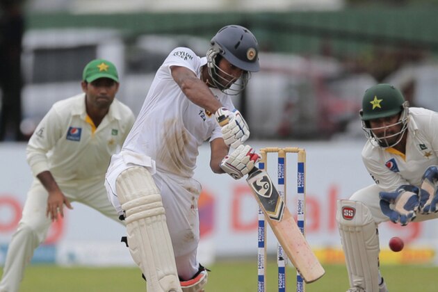 Sri Lankan batsman Dimuth Karunaratne bats against Pakistan during the fifth day of their second cricket test match in Colombo, Sri Lanka, Monday, June 29, 2015. Sri Lanka won the match by 7 wickets. (AP Photo/Eranga Jayawardena)