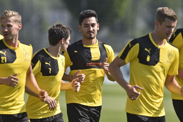 Dortmund's Ilkay Gundogan, second right, runs beside his teammates during the first open training session for the new season in Dortmund, Germany, Tuesday, June 30, 2015. The new Bundesliga season starts August 14. (AP Photo/Martin Meissner)