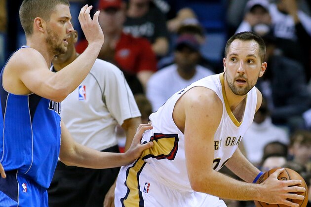 New Orleans Pelicans forward Ryan Anderson, right, drives against Dallas Mavericks forward Chandler Parsons during the first half of an NBA basketball game, Sunday, Jan. 25, 2015, in New Orleans. The Pelicans won 109-106. (AP Photo/Jonathan Bachman)