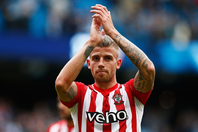 MANCHESTER, ENGLAND - MAY 24: Toby Alderweireld of Southampton applaudes the fans after the Barclays Premier League match between Manchester City and Southampton held at Etihad Stadium on May 24, 2015 in Manchester, England. (Photo by Dean Mouhtaropoulos/Getty Images) MANCHESTER, ENGLAND - MAY 24: Toby Alderweireld of Southampton applaudes the fans after the Barclays Premier League match between Manchester City and Southampton held at Etihad Stadium on May 24, 2015 in Manchester, England. (Photo by Dean Mouhtaropoulos/Getty Images)