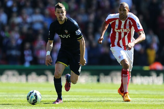 STOKE ON TRENT, ENGLAND - APRIL 18:  Morgan Schneiderlin of Southampton competes with Steven Nzonzi of Stoke during the Barclays Premier League match between Stoke City and Southampton at the Britannia Stadium on April 18, 2015 in Stoke on Trent, England.  (Photo by Jan Kruger/Getty Images)