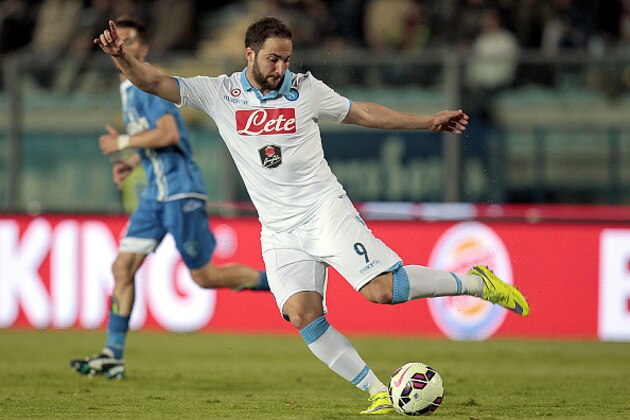 EMPOLI, ITALY - APRIL 30: Gonzalo Higuain of SSC Napoli in action during the Serie A match between Empoli FC and SSC Napoli at Stadio Carlo Castellani on April 30, 2015 in Empoli, Italy.  (Photo by Gabriele Maltinti/Getty Images)