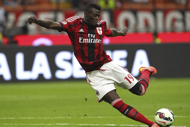 MILAN, ITALY - AUGUST 31:  Mbaye Niang of AC Milan kicks a ball during the Serie A match between AC Milan and SS Lazio at Stadio Giuseppe Meazza on August 31, 2014 in Milan, Italy.  (Photo by Marco Luzzani/Getty Images)