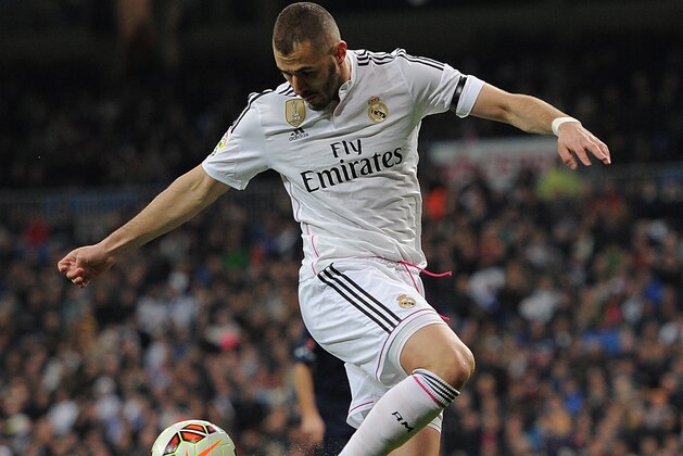 MADRID, SPAIN - MARCH 15:  Karim Benzema of Real Madrid in action during the La Liga match between Real Madrid CF and Levante UD at Estadio Santiago Bernabeu on March 15, 2015 in Madrid, Spain.  (Photo by Denis Doyle/Getty Images)