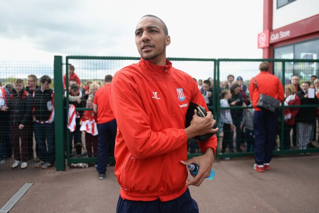 STOKE ON TRENT, ENGLAND - APRIL 25:  Steven N'Zonzi of Stoke City arrives prior to the Barclays Premier League match between Stoke City and Sunderland at Britannia Stadium on April 25, 2015 in Stoke on Trent, England.  (Photo by Gareth Copley/Getty Images)