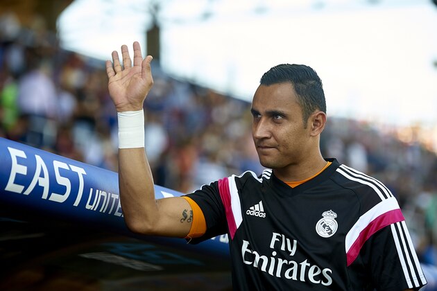 VALENCIA, SPAIN - OCTOBER 18: Keylor Navas of Real Madrid greets the public before the La Liga match between Levante UD and Real Madrid at Ciutat de Valencia on October 18, 2014 in Valencia, Spain.  (Photo by Manuel Queimadelos Alonso/Getty Images)
