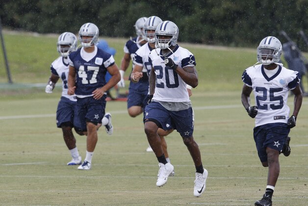 Jun 16, 2015; Irving, TX, USA; Dallas Cowboys running back Darren McFadden (20) runs during minicamp at Dallas Cowboys Headquarters. Mandatory Credit: Matthew Emmons-USA TODAY Sports