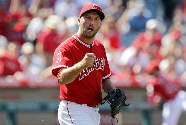 El cerrador de los Angelinos de Los Angeles, Huston Street, celebra el útlimo out en el triunfo de 3-1 sobre los Astros de Houston en Anaheim, California, el domingo 10 de mayo de 2015. Street y los Angelinos acordaron un contrato por dos temporadas más y 18 millones de dólares. (Foto AP/Alex Gallardo)