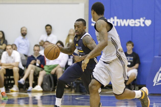 Memphis Grizzlies'  Russ Smith, left,  drives up the court against Orlando Magic White's Keith Appling, right, during the second half of an NBA summer league basketball game, Friday, July 10, 2015, in Orlando, Fla. (AP Photo/John Raoux)