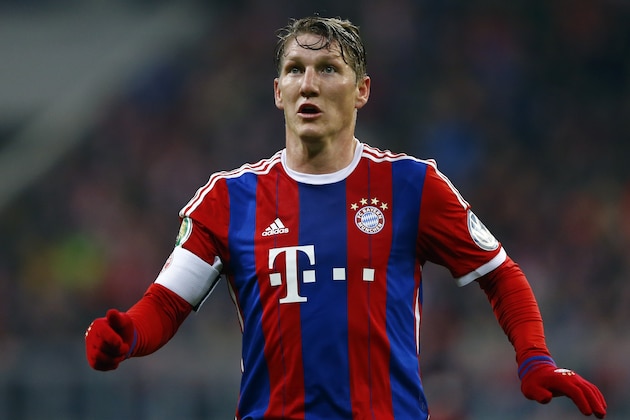 Bayern's Bastian Schweinsteiger watches the ball during the German Soccer Cup round of sixteen match between FC Bayern Munich and Eintracht Braunschweig in Munich, southern Germany, Wednesday, March 4, 2015. (AP Photo/Matthias Schrader)