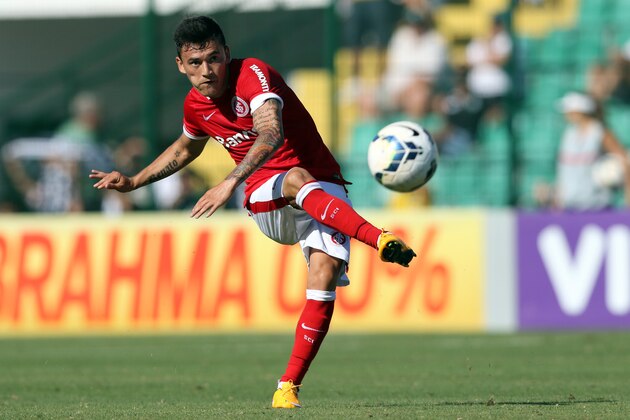 FLORIANOPOLIS, BRAZIL - DECEMBER 6: Aranguiz #20 of Internacional in action during a match between Figueirense and Internacional as part of Campeonato Brasileiro 2014 at Orlando Scarpelli Stadium on December 6, 2014 in Florianopolis, Brazil (Photo by Cristiano Andujar/Getty Images)