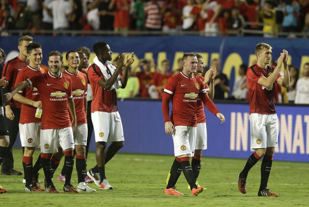 Manchester United's Wayne Rooney, second from right, and his teammates applaud to the fans after defeating Liverpool 3-1 in the final of the Guinness International Champions Cup soccer match, Monday, Aug. 4,  2014, in Miami Gardens, Fla. (AP Photo/Lynne Sladky)