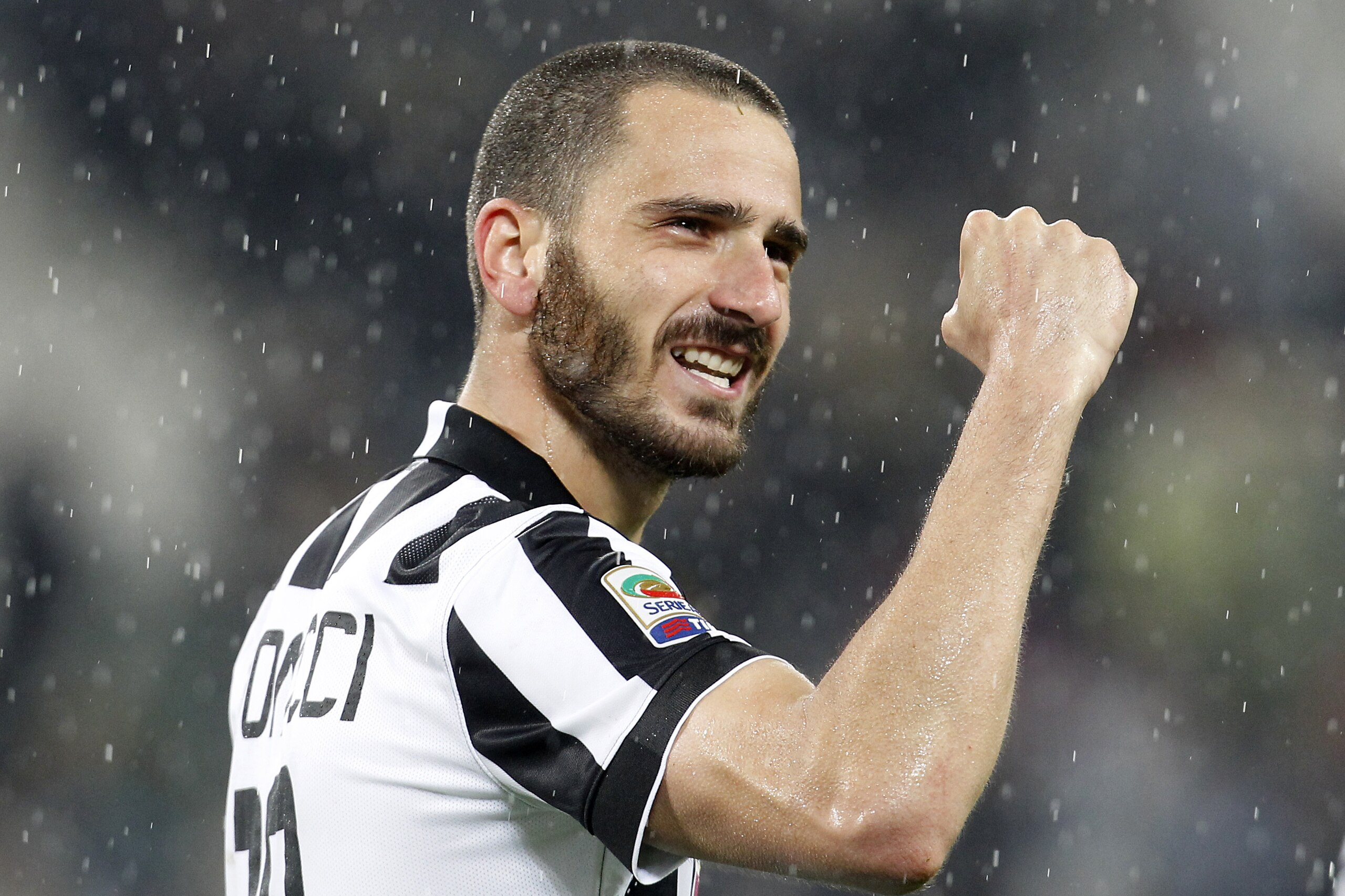 Juventus' Leonardo Bonucci celebrates after winning the Serie A soccer match between Juventus and Lazio at the Juventus stadium, in Turin, Italy, Saturday, April 18, 2015. (AP Photo/Antonio Calanni)