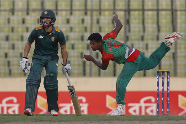 Bangladesh’s Mustafizur Rahman, right, bowls, as South Africa’s Farhaan Behardien looks during their second one-day international cricket match in Dhaka, Bangladesh, Sunday, July 12, 2015. (AP Photo/ A.M. Ahad)