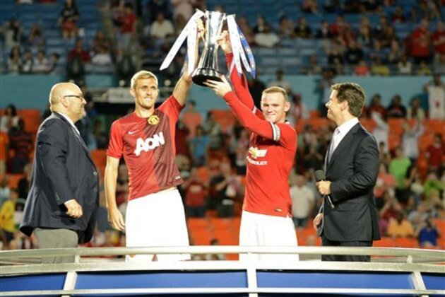 IMAGE DISTRIBUTED FOR GUINNESS INTERNATIONAL CHAMPIONS CUP - Manchester United's Darren Fletcher, left and Wayne Rooney hold the 2014 Guinness International Champions Cup after they defeated Liverpool, on Monday, August 4, 2014  in Miami Gardens, FL.  (Doug Murray/AP Images for Guinness International Champions Cup)