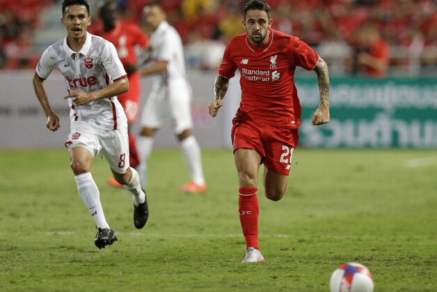 Thailand All Star Witthaya Madlam , left,  and Liverpool,s Danny Ings, right, race  for the ball during their friendly soccer match at Rajamangala national stadium in Bangkok, Thailand, Tuesday, July 14, 2015. Liverpool's beat Thailand All Star 4-0. (AP Photo/Sakchai Lalit)