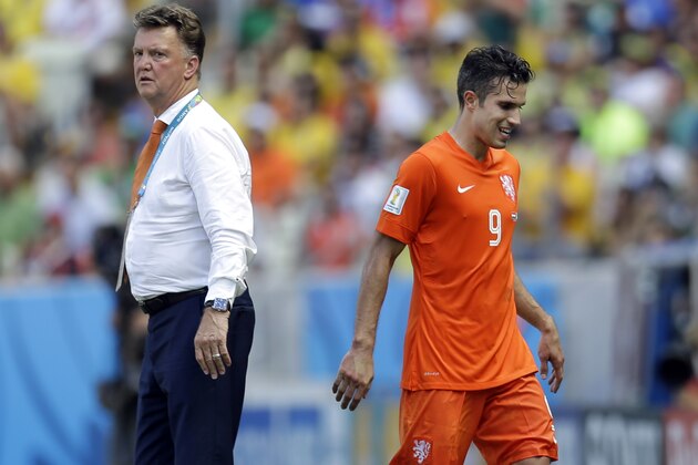 Netherlands' Robin van Persie walks past Netherlands' head coach Louis van Gaal after being substituted during the World Cup round of 16 soccer match between the Netherlands and Mexico at the Arena Castelao in Fortaleza, Brazil, Sunday, June 29, 2014. (AP Photo/Natacha Pisarenko)