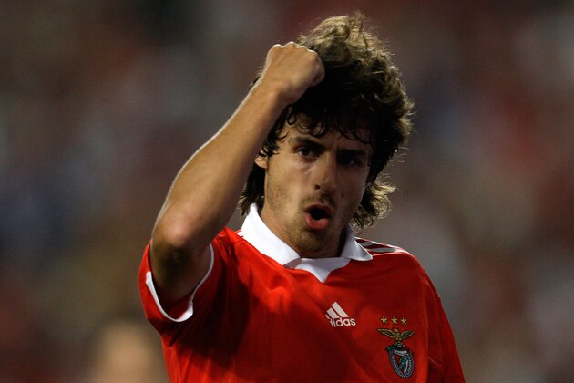 Benfica's Pablo Aimar, from Argentina,  celebrates  after scoring their fourth goal against Setubal during their Portuguese league soccer match Monday, Aug. 31 2009, at Benfica's Luz stadium in Lisbon. (AP Photo/Armando Franca)